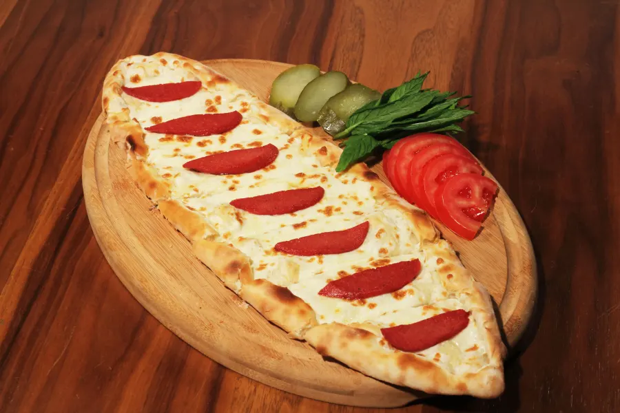 Kaşarlı Sucuklu Pide