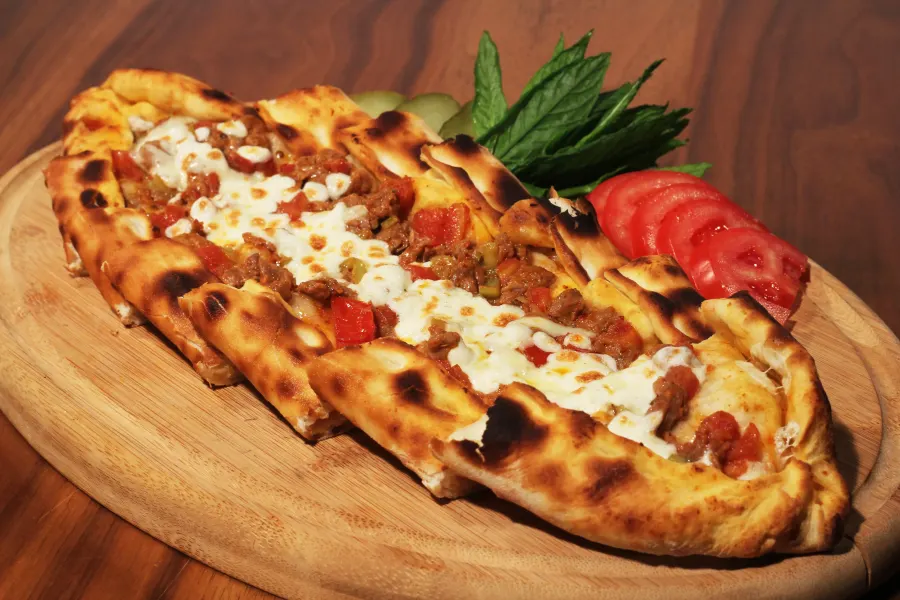 Kuşbaşılı Kaşarlı Pide