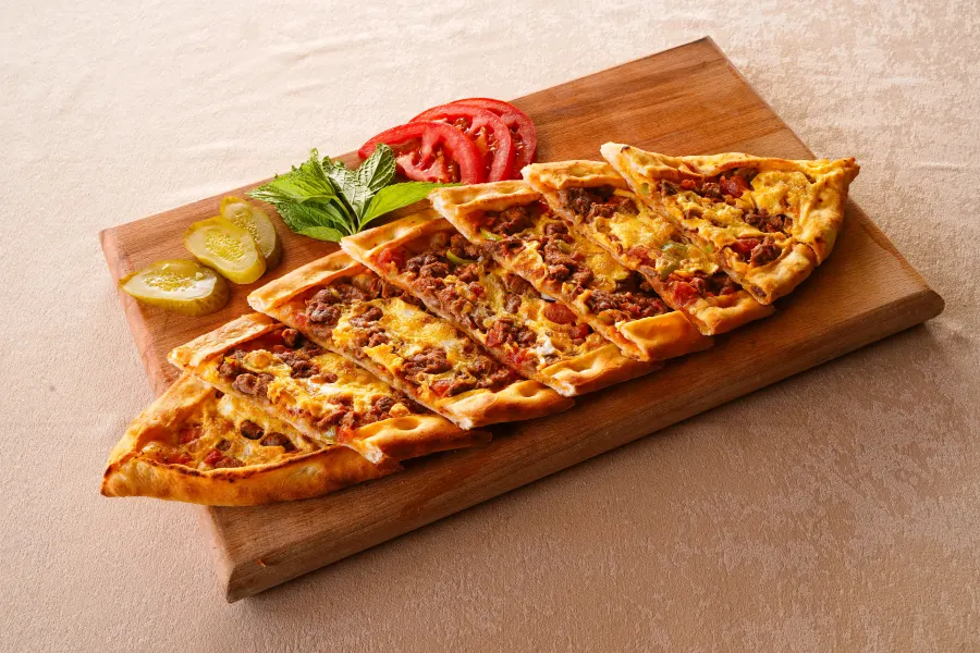 Kıymalı Kaşarlı Pide